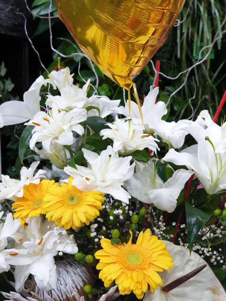 cvetni aranžman od belog krina i margareta