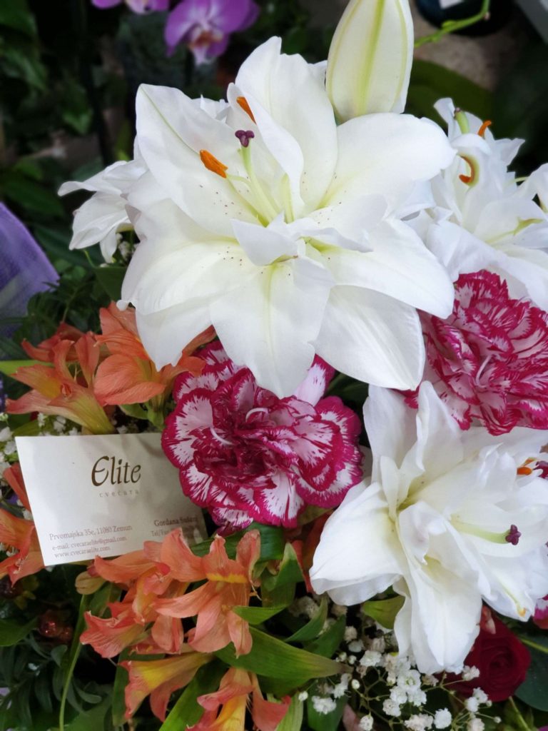 cvecara elite cvetni aranžmani sa ljiljanima