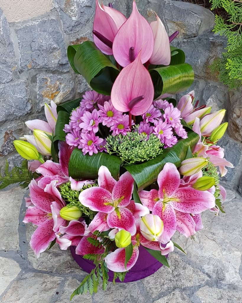 Cvetni aramžman od roze ljiljana