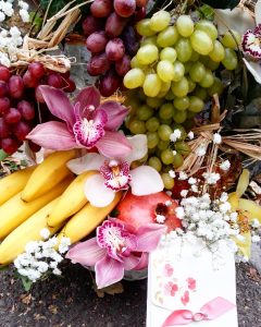 cvetni aranžman u korpi sa vocem