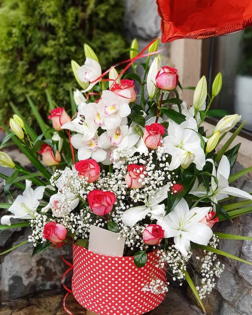 Cvetni aranžman beograd u kutiji sa ljiljaima